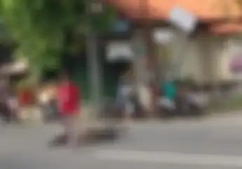 Lah Bocah Ngapa yak? Nyetting Motor Dijalan Umum, Serempetan Sama Pemotor Enggak Terima, Simak Nih Video Ngomelnya..