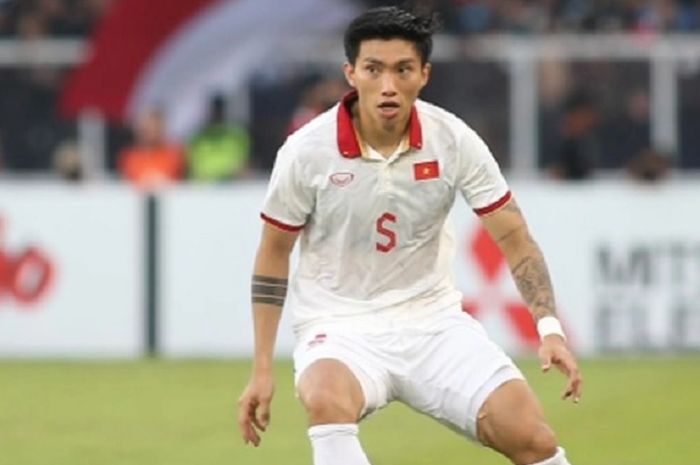 Bek Vietnam Doan Van Hau (kiri) mendapat sorotan negatif saat menghadapi Timnas Indonesia dalam semifinal leg pertama Piala AFF 2022 di Stadion Utama GBK, Jakarta, 6 Januari 2023.