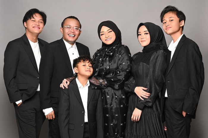 Pemotretan keluarga Sule dan Nathalie Holscher bersama anak-anaknya