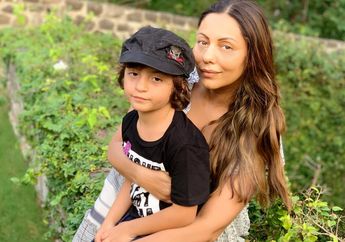 Berstatus sebagai Istri King of Bollywood, Gauri Khan Tampil Sederhana Memakai Sandal Jepit Saat Temani Abram Khan