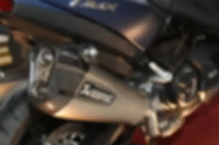 Ilustrasi knalpot Akrapovic