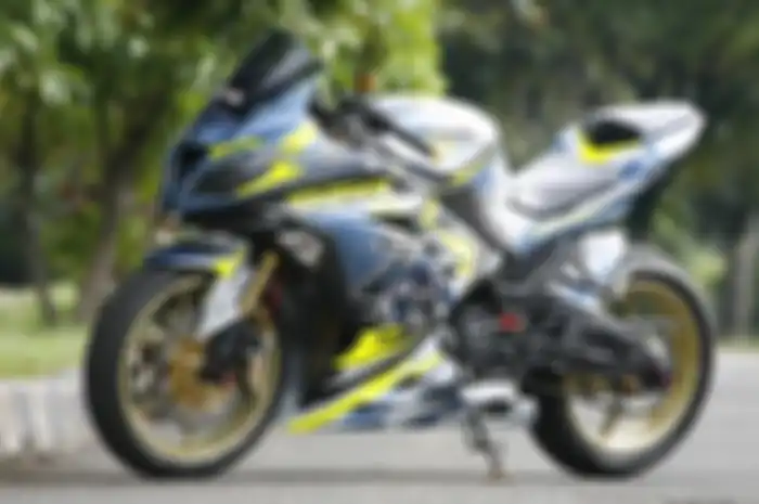 Kawasaki Ninja 250 dengan grafis helm Shoei Dajiro Kato