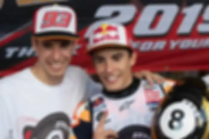 Alex Marquez (kiri) dan Marc Marquez (kanan) jadi sejarah pembalap abang-adik pertama berada di satu tim pabrikan dalam sejarah MotoGP 4-Tak