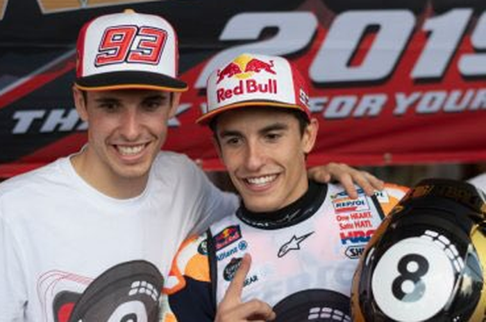 Alex Marquez (kiri) dan Marc Marquez (kanan) jadi sejarah pembalap abang-adik pertama berada di satu tim pabrikan dalam sejarah MotoGP 4-Tak