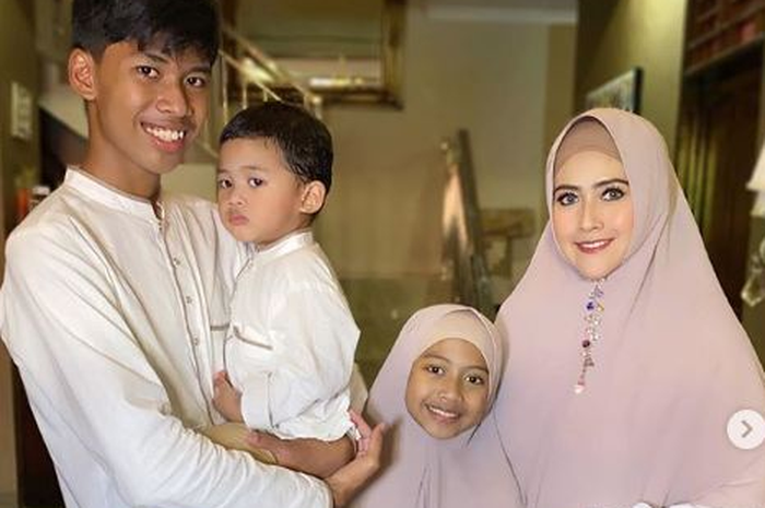 Meggy Wulandari beserta ketiga anaknya 