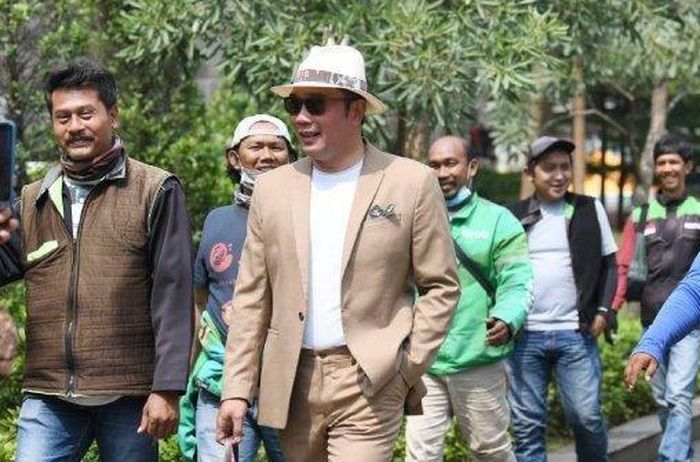 Gubernur Jawa Barat Ridwan Kamil melenggak lenggok di Citayam Fashionweek.