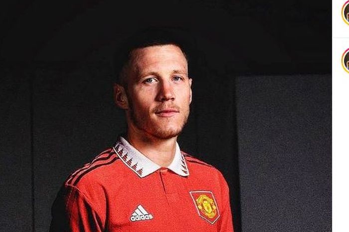 Striker pinjaman Manchester United dari Burnley, Wout Weghorst, telah menandatangani kontrak.