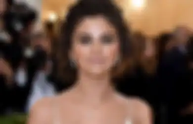 Flashback Wajah Selena Gomez Berubah Oranye di Met Gala 2018, Gara-gara Krim Tanning