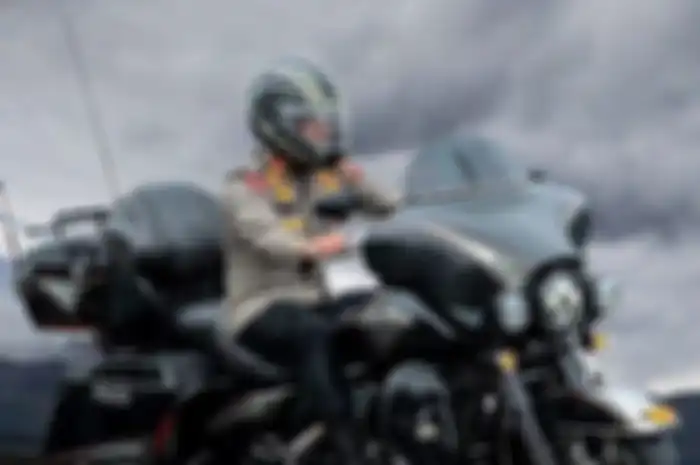Irjen Teddy Minahasa saat menaiki moge Harley-Davidson.