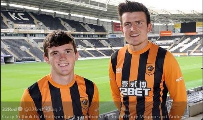 Harry Maguire (kanan) dan Andy Robertson (kini pemain Liverpool) berpose bersama saat masih membela Hull City.