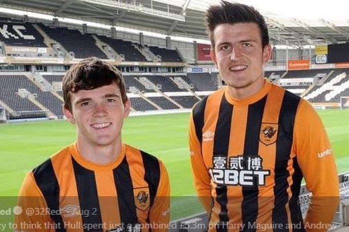 Harry Maguire (kanan) dan Andy Robertson (kini pemain Liverpool) berpose bersama saat masih membela Hull City.