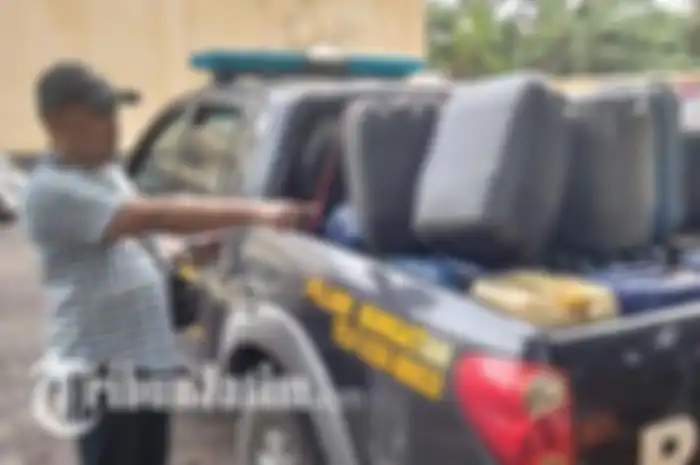 19 jerigen Pertalite disita polisi dari seorang penimbun Pertalite di Situbondo.
