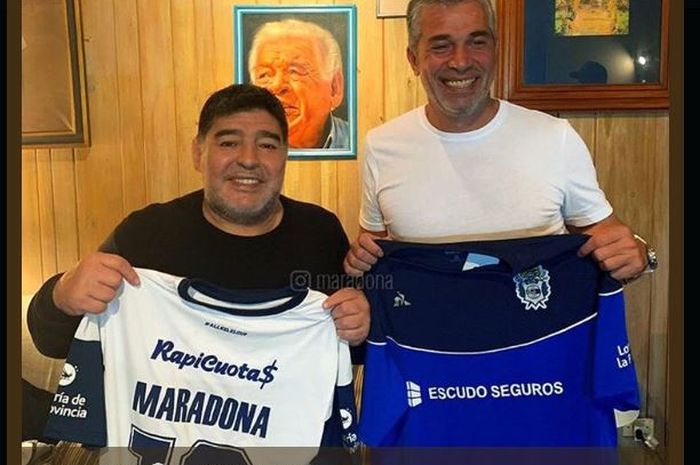 Diego Maradona (kiri) melatih Gimnasia La Plata.