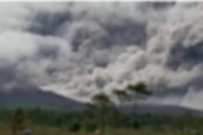 Gunung Semeru meletus. 