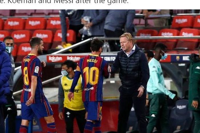 Kapten Barcelona, Lionel Messi, bersalaman dengan pelatih Ronald Koeman seusai laga Liga Spanyol kontra Real Betis di Stadion Camp Nou, Sabtu (7/11/2020).