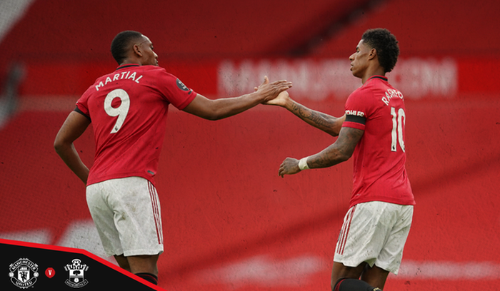 Striker Manchester United, Anthony Martial dan Marcus Rashford, melakukan selebrasi dalam laga Liga Inggris kontra Southampton di Stadion Old Trafford, Senin (13/7/2020).