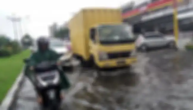 Akibat menerobos genangan air
