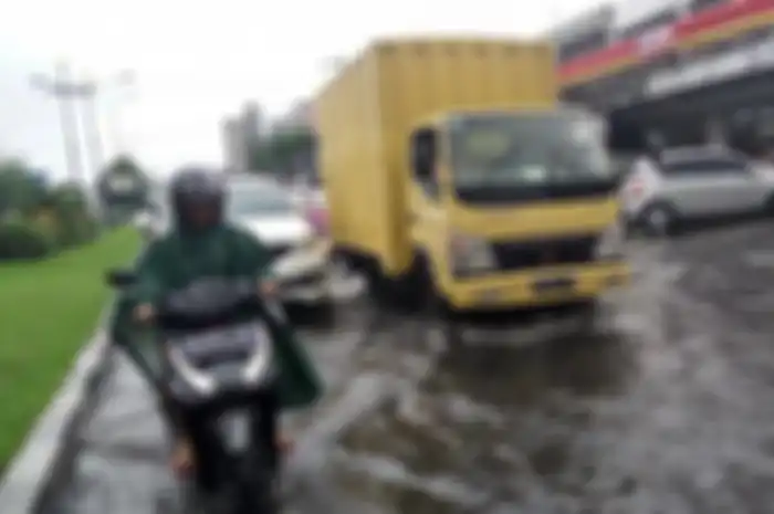 Ilustrasi berkendara motor saat hujan tiba.