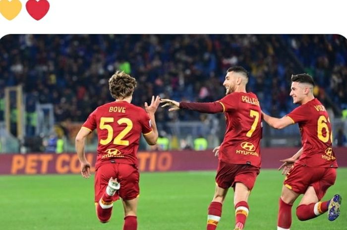 Pemain AS Roma, Lorenzo Pellegrini, bersama dua remaja pencetak gol ke gawang Hellas Verona, Cristian Volpato dan Edoardo Bove, pada laga Liga Italia di Stadion Olimpico, Sabtu (19/2/2022).