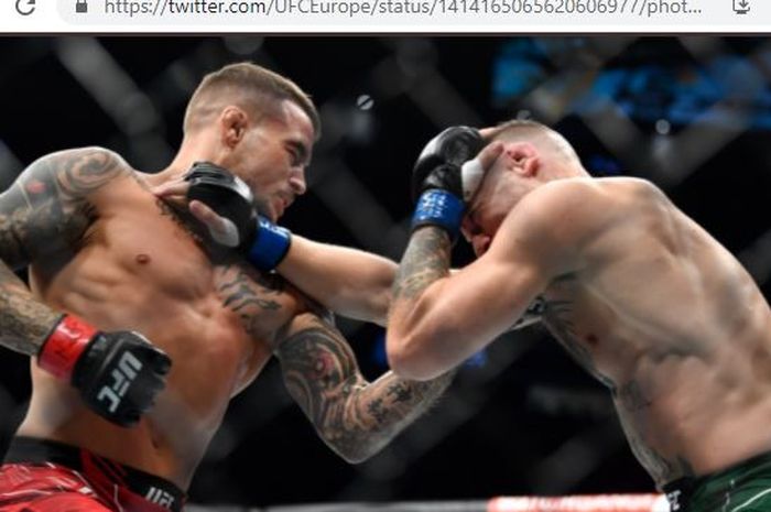 Ketika Dustin Poirier (kiri) dan Conor McGregor (kanan) saling baku hantam pada duel trilogi UFC 264 di T-Mobile Arena, Las Vegas, Nevada, AS, Minggu (11/7/2021).