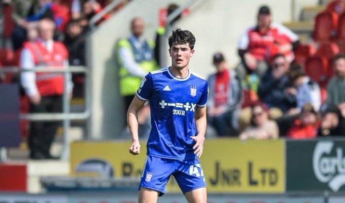 Elkan Baggott saat melakoni debut dalam laga Rotherham United vs Ipswich Town (16/4/2022). 