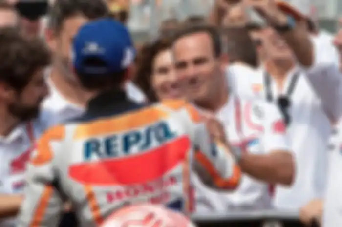 Alberto Puig memberikan selamat kepada Marc Marquez (membelakangi) setelah juara MotoGP Aragon untuk kelima kalinya.