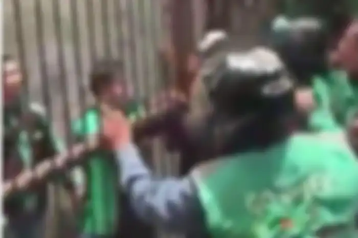Keributan driver Gojek dan Grab gara-gara rebutan customer.