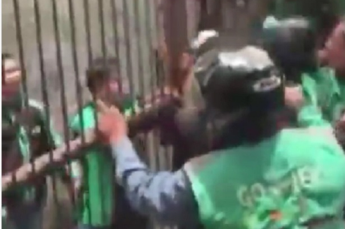 Keributan driver Gojek dan Grab gara-gara rebutan customer.