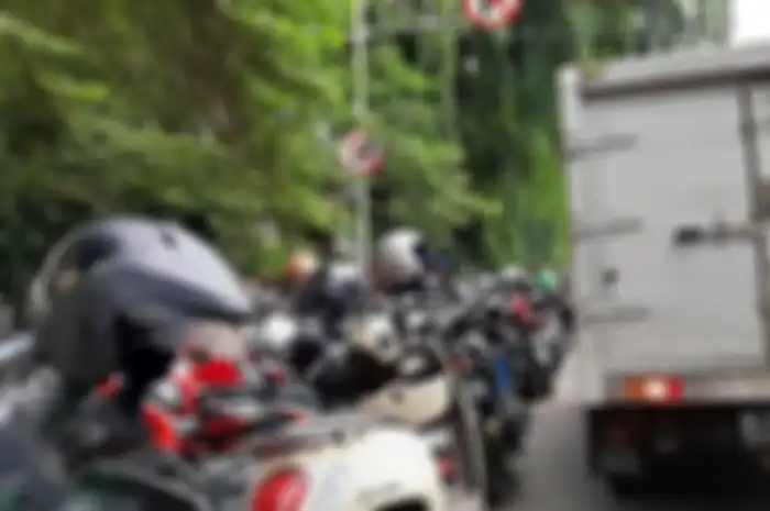 Motor parkir liar siap-siap terekam kamera ETLE, surat tilang langsung dikirim ke rumah pemilik motor.