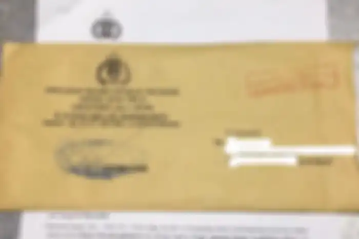 Ilustrasi surat tilang elektronik, mekanisme tilang manual dengan tilang elektronik apakah ada perbedaan? Awas STNK motor bisa diblokir kalau diabaikan.