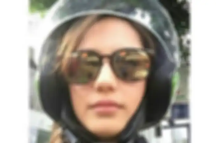 Pose cantik Pevita Pearce saat naik ojek online