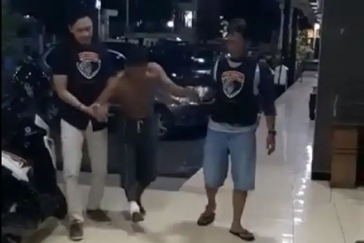 Doorrr... Pelaku Curanmor Merintih Gak Berdaya, Kaki Bolong Ditembus Pelor Tim Cobra