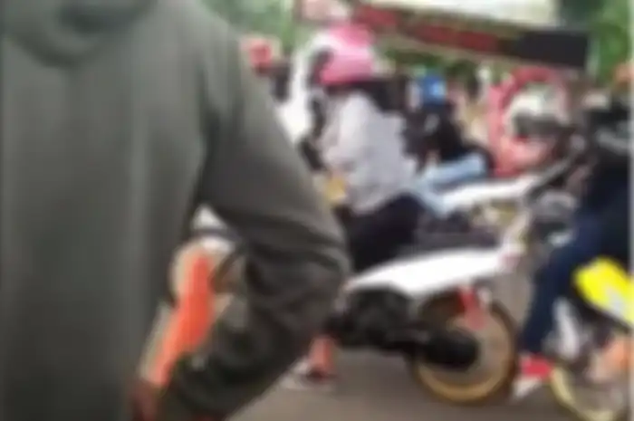 Pembalap di belakang tiba-tiba menjadi liar