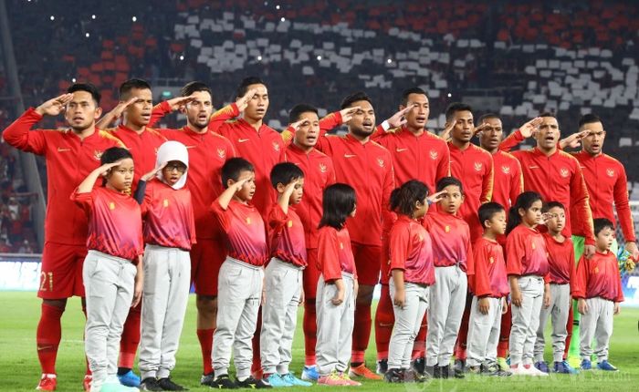 Pemain timnas Indonesia menyanyikan lagu kebangsaan Indonesia Raya sebelum menghadapi timnas Malaysia pada Kualifikasi Piala Dunia 2022 di Stadion Utama Gelora Bung Karno, Jakarta, Kamis (5/9/2019). 