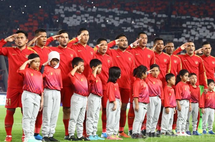 Pemain timnas Indonesia menyanyikan lagu kebangsaan Indonesia Raya sebelum menghadapi timnas Malaysia pada Kualifikasi Piala Dunia 2022 di Stadion Utama Gelora Bung Karno, Jakarta, Kamis (5/9/2019). 