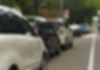 Kacau! Banyak Mobil Parkir di Jalur Khusus Motor di Medan Merdeka Barat