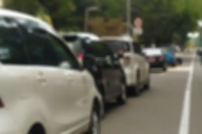 Jalur khusus motor dijadikan tempat parkir mobil, padahal ada rambu dilarang parkir tuh!
