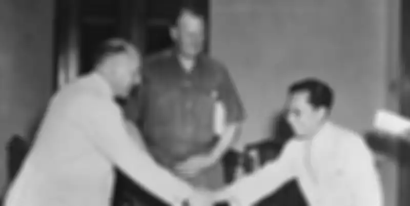 Pertemuan tokoh perwakilan negara yang terlibat Perjanjian Linggarjati, menyepakati gencatan senjata pada 14 Oktober 1946. (Kiri ke kanan: Schermerhorn, Lord Killearn dan Sutan Sjahrir).