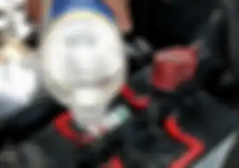Isi Air Aki Baiknya Dalam Kondisi Mesin Dingin atau Panas, Mekanik Shop and Drive Beri Penjelasan