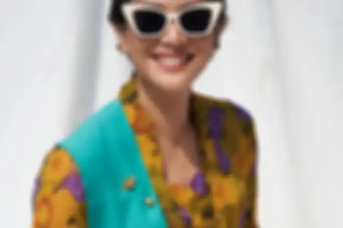 Dian Sastro menggunakan kebaya.