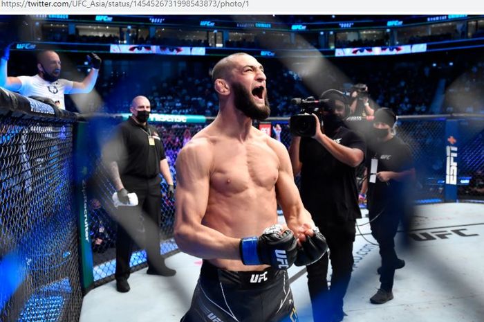 Meski sudah pancarkan aura juara UFC, pelatih Khabib Nurmagomedov, Javier Mendez masih punya keraguan soal Khamzat Chimaev.