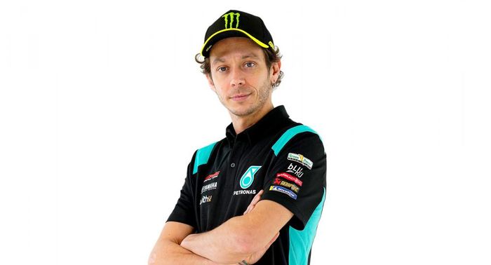 Pembalap Petronas Yamaha SRT, Valentino Rossi, berpose  dalam peluncuran tim, Senin (1/3/2021).