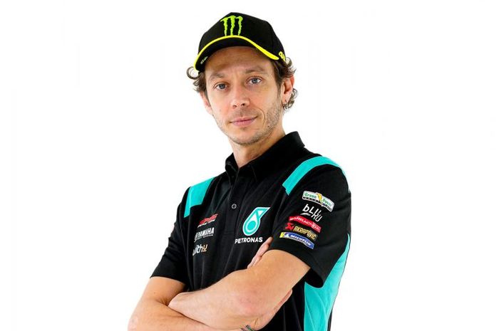 Pembalap Petronas Yamaha SRT, Valentino Rossi, berpose  dalam peluncuran tim, Senin (1/3/2021).