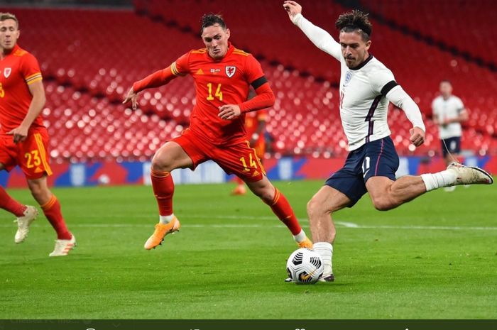 Momen gelandang serang timnas Inggris, Jack Grealish, melakukan ancang-ancang dalam menendang bola ke arah gawang timnas Wales pada laga friendly match, Kamis (8/10/2020).