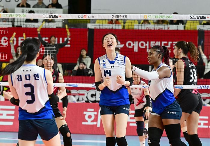 Middle blocker Suwon Hyundai E&amp;C Hillstate, Yang Hyo-jin (tengah) melakukan selebrasi saat bersua Daejeon JungKwanJang Red Sparks pada laga putaran pertama Liga Voli Korea 2024-2025