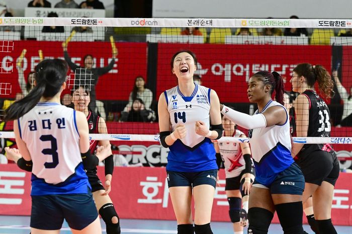 Middle blocker Suwon Hyundai E&amp;C Hillstate, Yang Hyo-jin (tengah) melakukan selebrasi saat bersua Daejeon JungKwanJang Red Sparks pada laga putaran pertama Liga Voli Korea 2024-2025