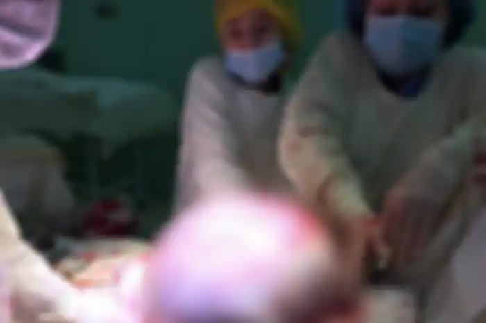 Wanita berusia 59 tahun itu datang ke rumah sakit dengan rasa sakit yang hebat dan kesulitan bernapas. Ternyata dokter temukan tumor besar.