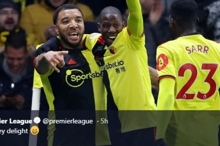 Pemain Watford, Ismaila Sarr, melakukan selebrasi bersama troy Deeney selepas gol ke gawang Liverpool, Sabtu (29/2/2020).