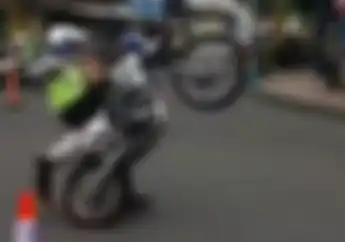Bukan Kaleng-kaleng, Skill Polisi Ini Layaknya Stunt Rider Nasional