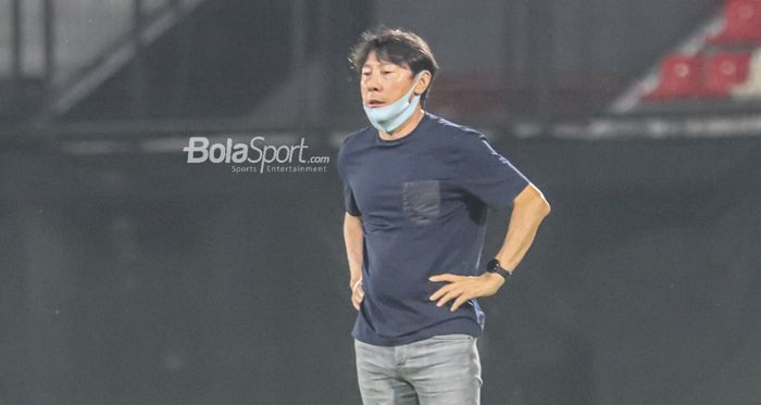 Pelatih timnas Indonesia, Shin Tae-yong, sedang memantau para pemainnya di di Stadion Kapten I Wayan Dipta, Gianyar, Bali, 27 Januari 2022.